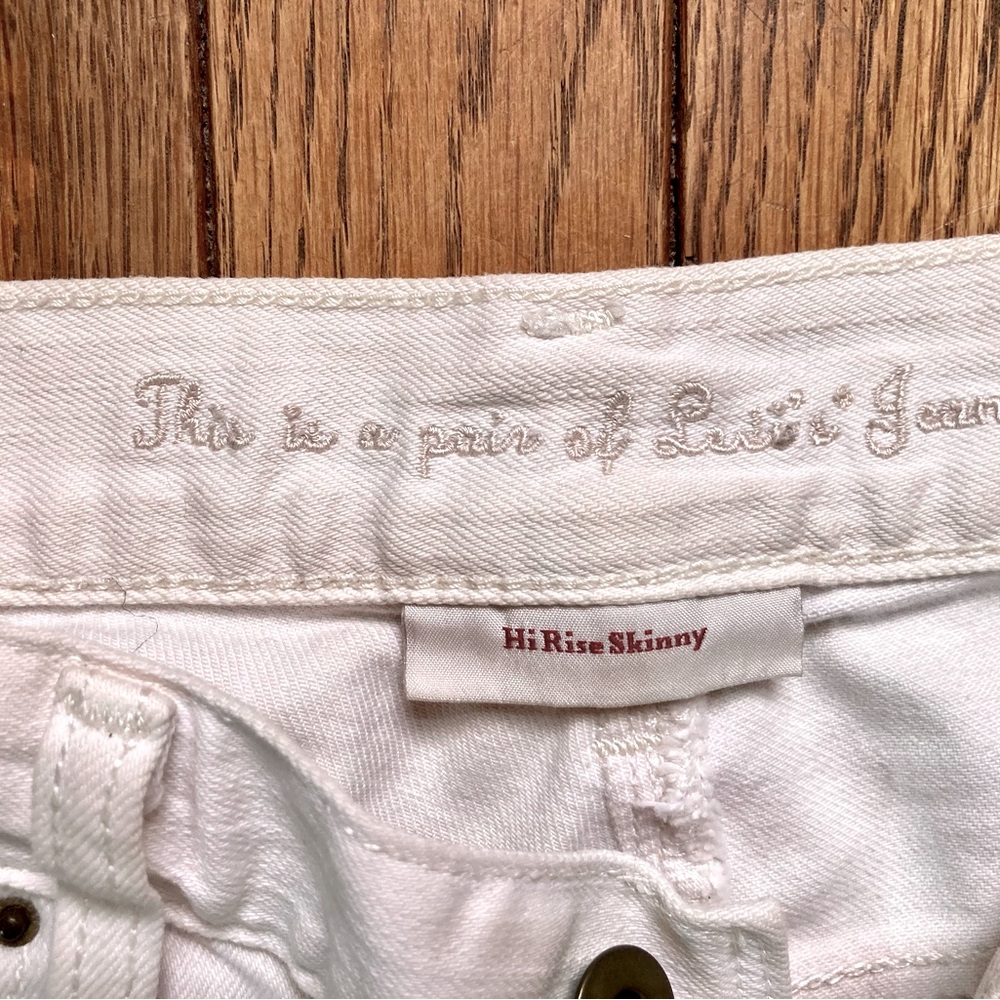 White Levi’s hi rise skinny